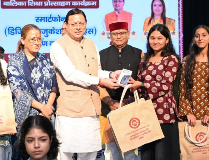 बेटियों के सम्मान और सुरक्षा से ही कन्या पूजन सार्थक: CM धामी, मेधावी बालिकाओं को दिए स्मार्टफोन