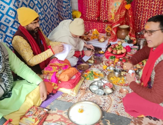 बदरीनाथ धाम में नवरात्र शुरू, घट स्थापना के साथ मां भगवती का अभिषेक
