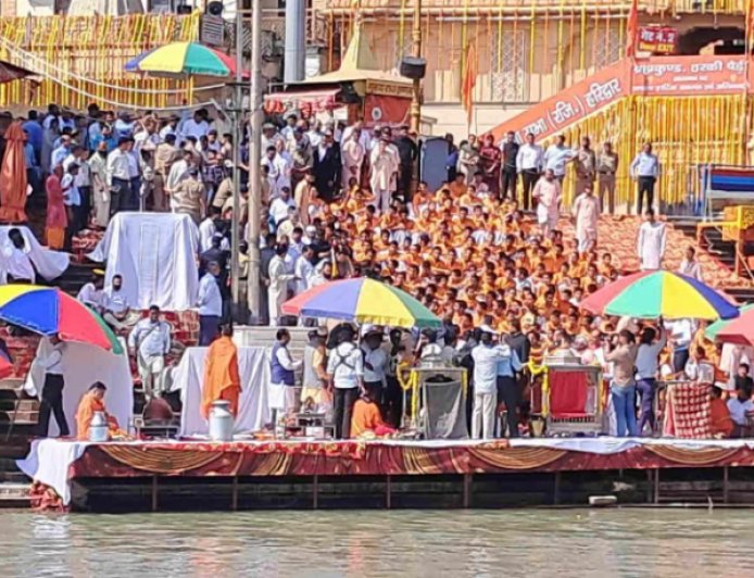 हरिद्वार में कैबिनेट बैठक से पहले सीएम धामी और मंत्रियों ने की गंगा पूजा, प्रदेश की सुख समृद्धि की कामना की
