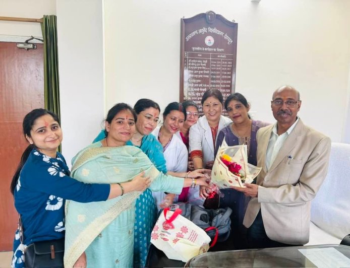 आयुर्वेदिक स्टाफ नर्सों के स्थायीकरण पर खुशी, नवरात्रि में कुल सचिव डॉ. शिव कुमार बरनवाल को दी बधाई