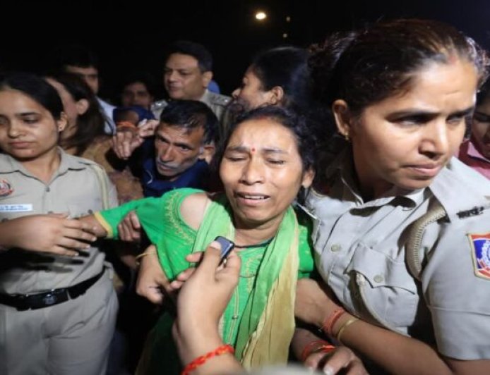 अंकिता भंडारी के माता-पिता को पुलिस ने हिरासत में लिया, इंडिया गेट पर दे रहे थे धरना