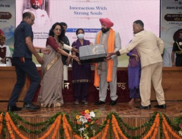 उत्तराखंड के लोक भवन में गूंजी आत्मनिर्भरता की गूंज : हर्षल फाउंडेशन की पहल को राज्यपाल गुरुमीत सिंह ने सराहा