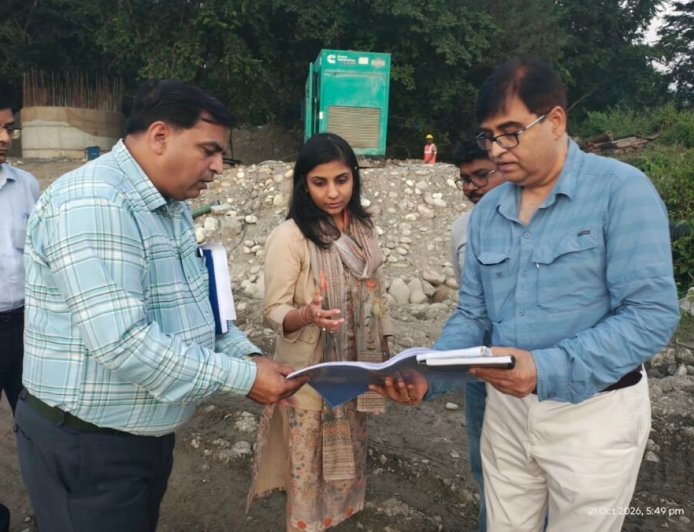 डीएम स्वाति एस. भदौरिया ने किया बीन नदी पर निर्माणाधीन पुल का निरीक्षण, फरवरी 2027 तक पूरा होगा निर्माण, 82 गांवों को मिलेगी राहत