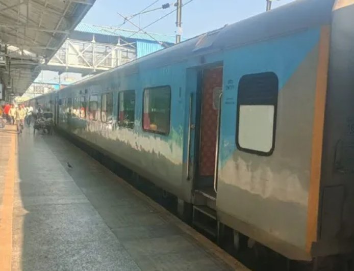 ट्रेनों की लेटलतीफी पर भड़के यात्री, हरियाणा में रेलवे ट्रैक जाम; पंजाब में शताब्दी समेत कई ट्रेनें लेट
