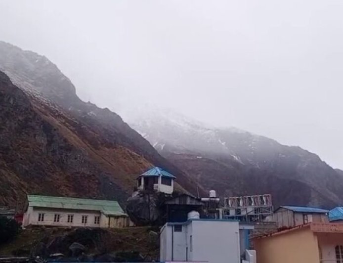 बदरीनाथ धाम की चोटियों पर बर्फबारी, श्रद्धालुओं के खिले चेहरे, निचले इलाकों में बढ़ी ठंड