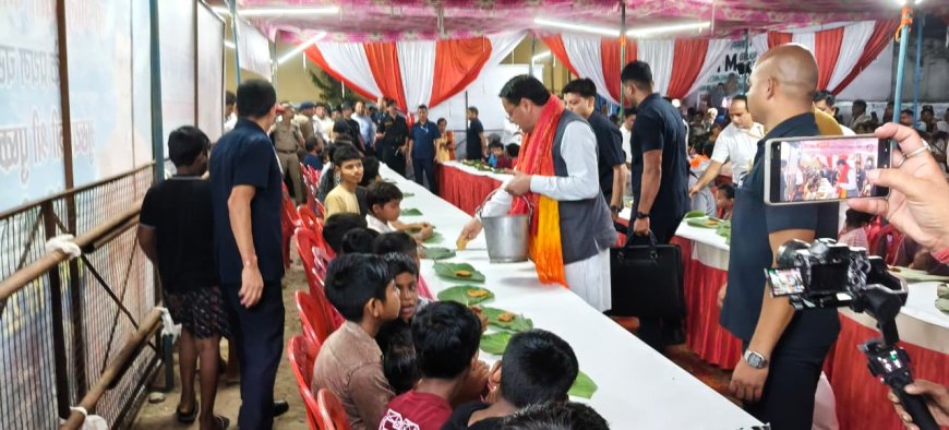 टनकपुर दशहरा महोत्सव में पहुंचे सीएम धामी, सीता रसोई के भंडारे में श्रद्धालुओं को बांटा प्रसाद