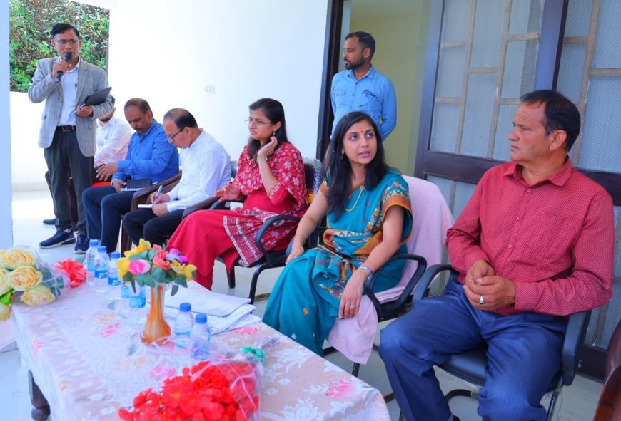 ल्वाली-घीड़ी पहुंचीं डीएम स्वाति एस. भदौरिया, गांवों की चौखट पर परखी विकास की हकीकत, मिड-डे मील में लकड़ी का चूल्हा देख हुई नाराज, लगाई फटकार