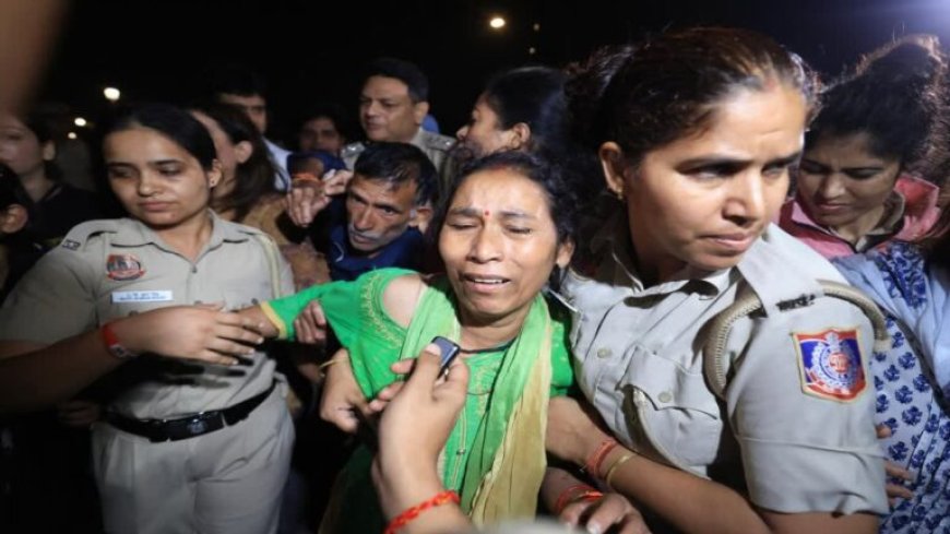 अंकिता भंडारी के माता-पिता को पुलिस ने हिरासत में लिया, इंडिया गेट पर दे रहे थे धरना
