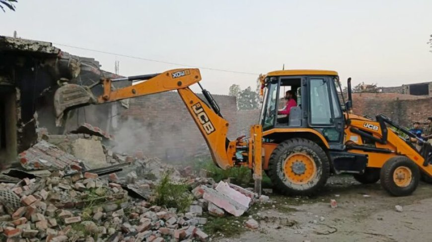 अतिक्रमण पर बुलडोजर एक्शन, 82 परिवारों के मकानों पर चली ध्वस्तीकरण की कार्रवाई, भारी पुलिस बल तैनात